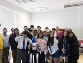 Estudiantes secundarios de California visitando las instalaciones científicas de la Universidad Católica de la Santísima Concepción
