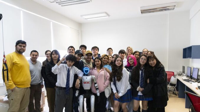 Estudiantes secundarios de California visitando las instalaciones científicas de la Universidad Católica de la Santísima Concepción