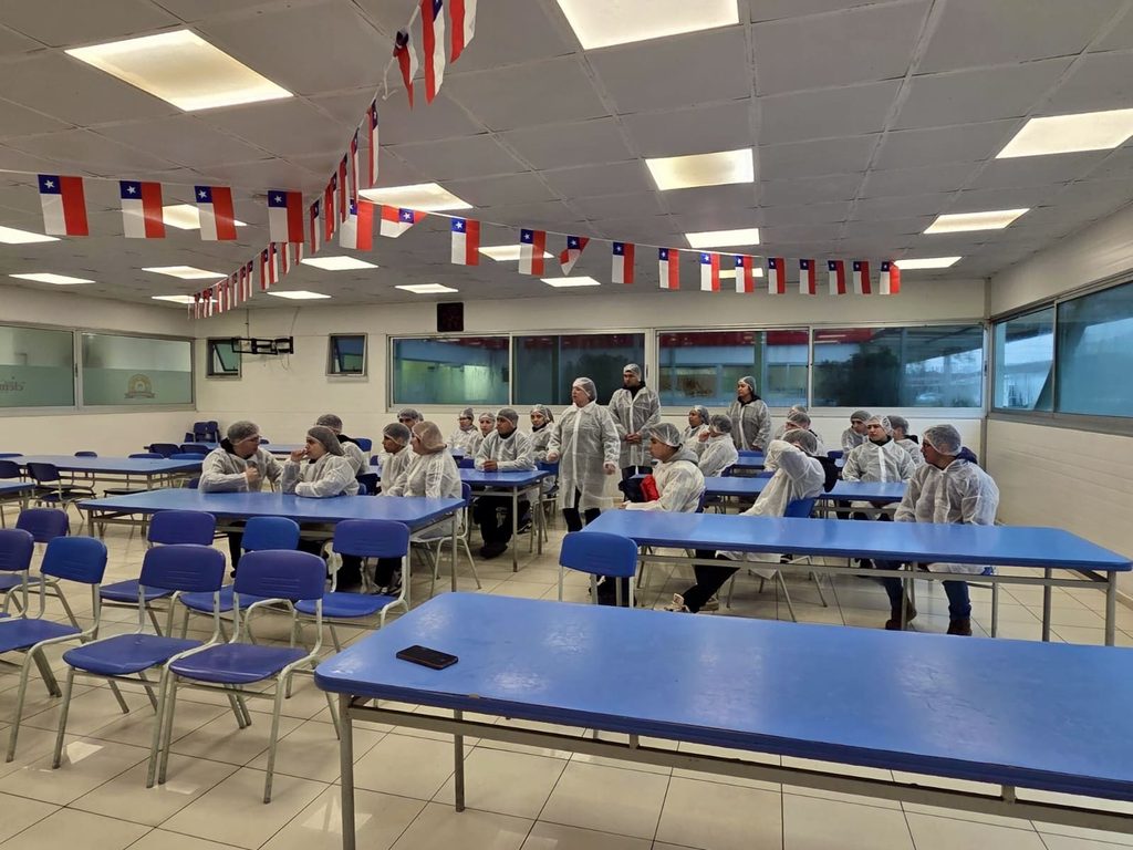 Estudiantes visitando la Central Frutícola Santa Olga para conocer procesos de exportación de fruta