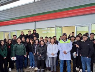 Estudiantes visitando la Central Frutícola Santa Olga para conocer procesos de exportación de fruta