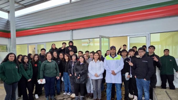Estudiantes visitando la Central Frutícola Santa Olga para conocer procesos de exportación de fruta
