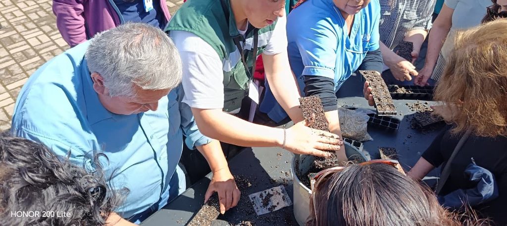 Estudiantes de Ingeniería Agrícola impartiendo taller de almácigos en el Trafkintu de Los Ángeles