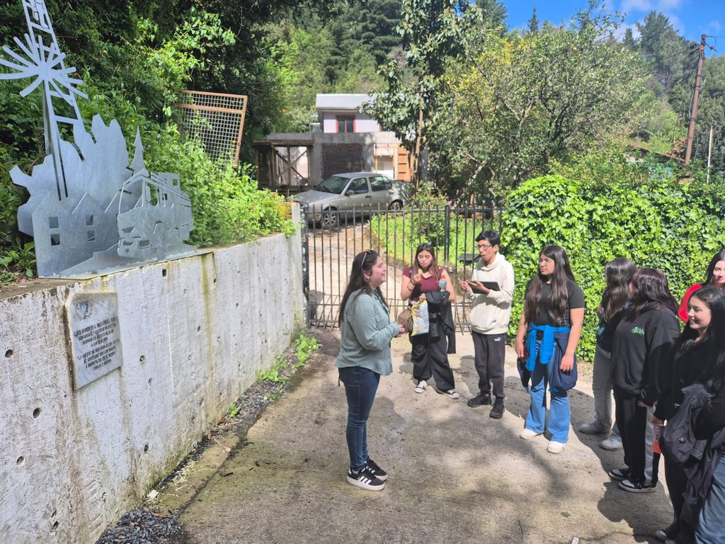 Estudiantes de la Universidad San Sebastián trabajando en soluciones ambientales para la comuna de Chiguayante