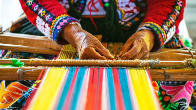 Participantes en el seminario de la UCSC discutiendo sobre la percepcion de comunidades indigenas en el Biobio