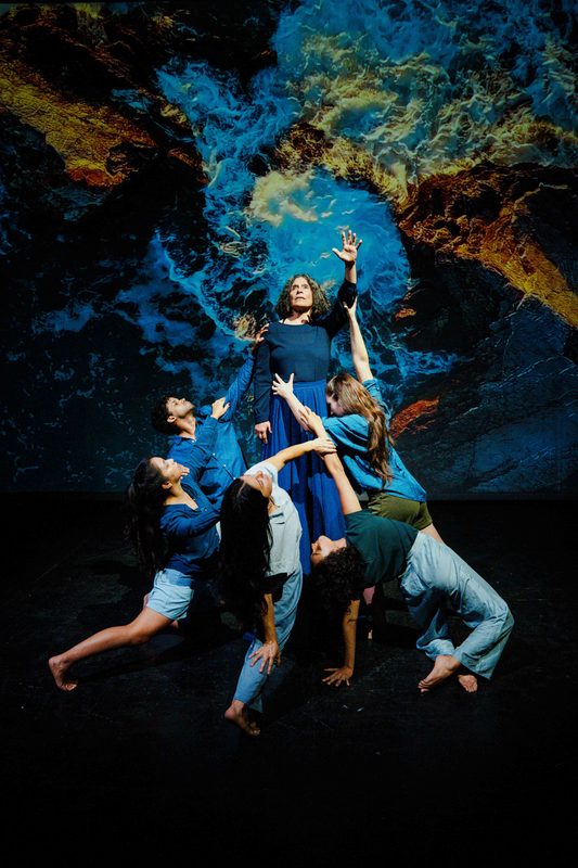 Bailarines en escena durante el Festival Internacional de Danza Contemporánea LOFT 2026 en el Biobío