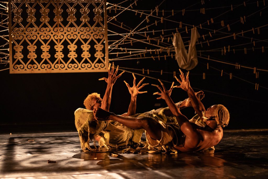 Bailarines en escena durante el Festival Internacional de Danza Contemporánea LOFT 2026 en el Biobío