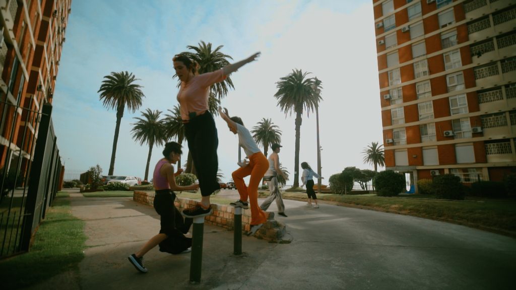 Bailarines en escena durante el Festival Internacional de Danza Contemporánea LOFT 2026 en el Biobío