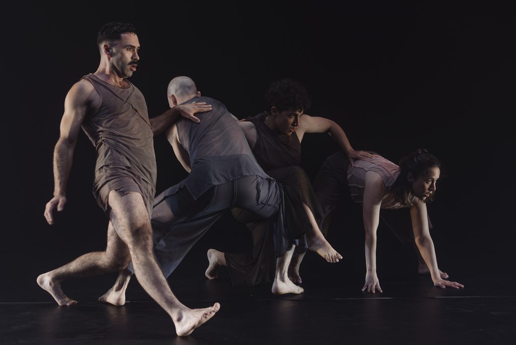 Bailarines en escena durante el Festival Internacional de Danza Contemporánea LOFT 2026 en el Biobío