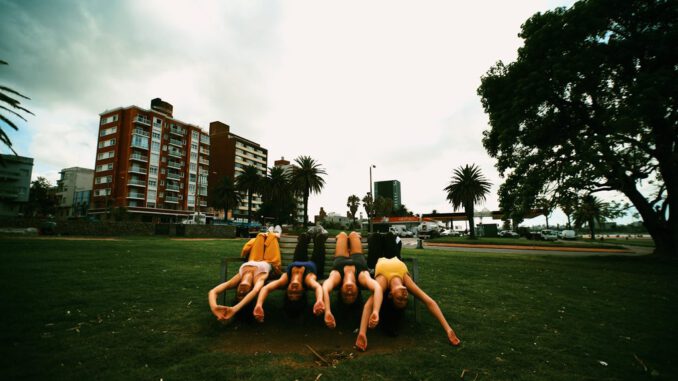 Bailarines en escena durante el Festival Internacional de Danza Contemporánea LOFT 2026 en el Biobío