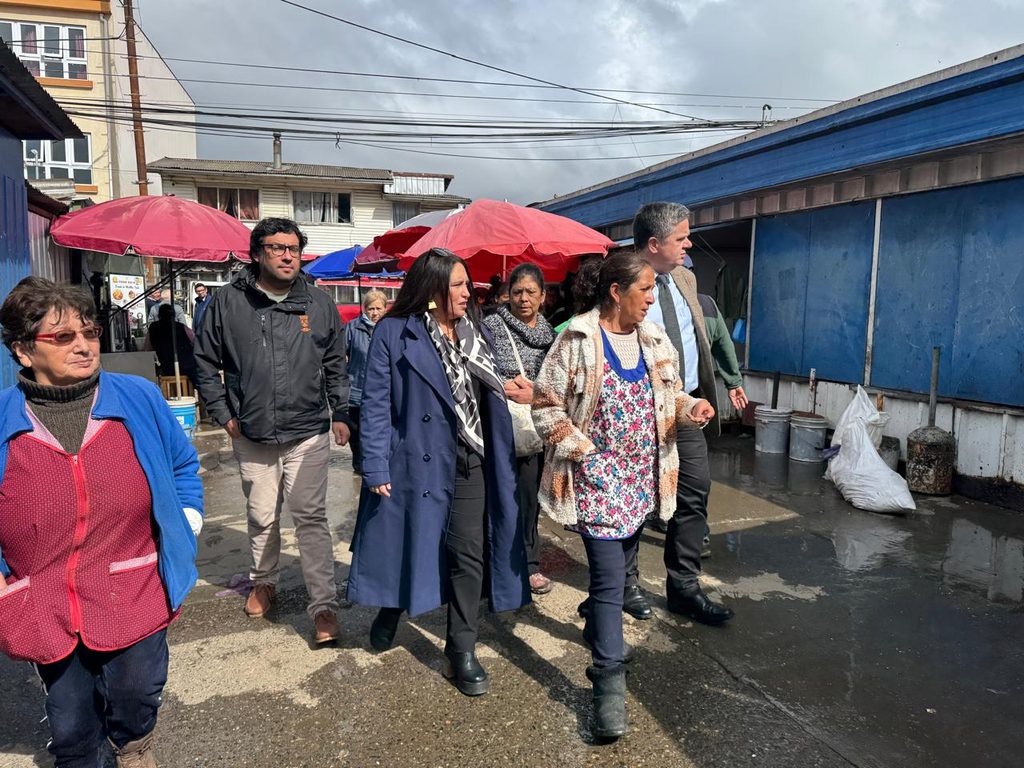 Gerente de Sercotec recorriendo locales comerciales afectados en Lota junto a autoridades locales