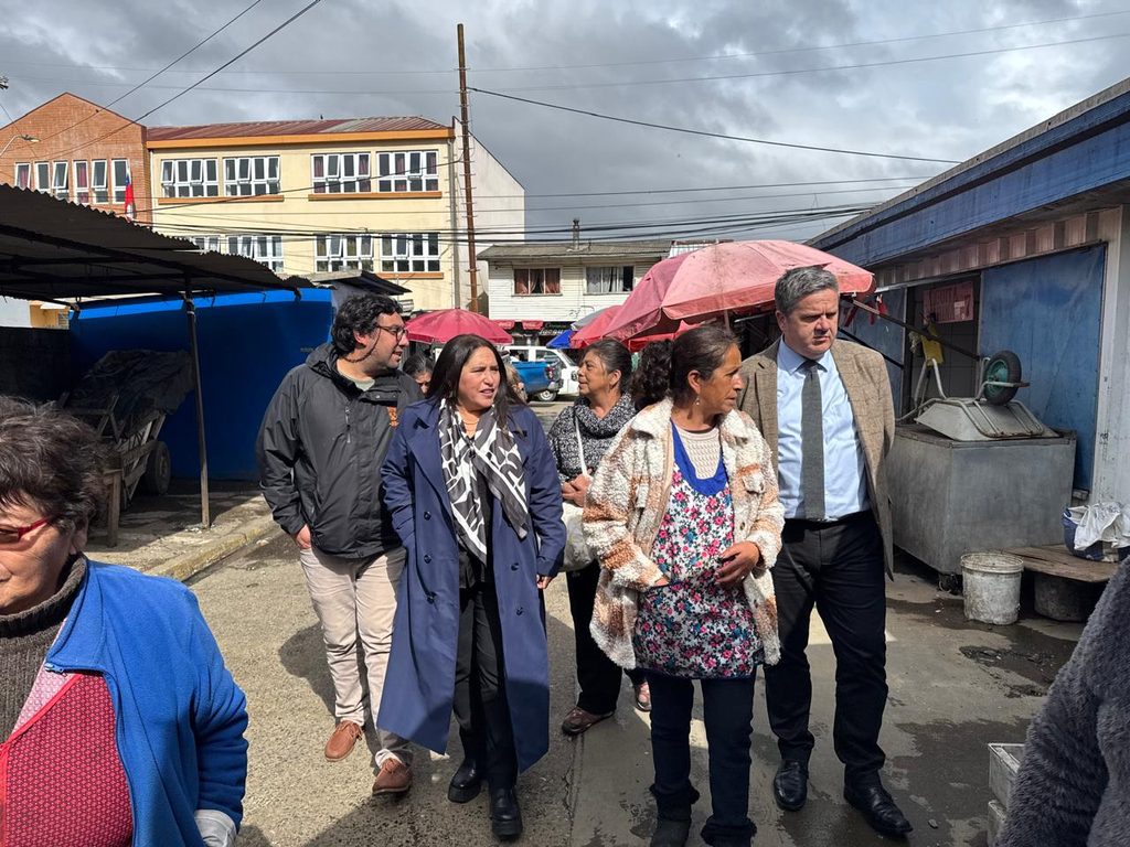 Gerente de Sercotec recorriendo locales comerciales afectados en Lota junto a autoridades locales