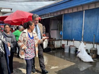 Gerente de Sercotec recorriendo locales comerciales afectados en Lota junto a autoridades locales