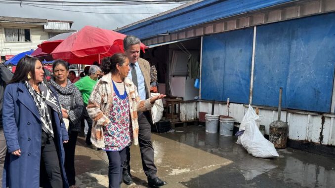 Gerente de Sercotec recorriendo locales comerciales afectados en Lota junto a autoridades locales