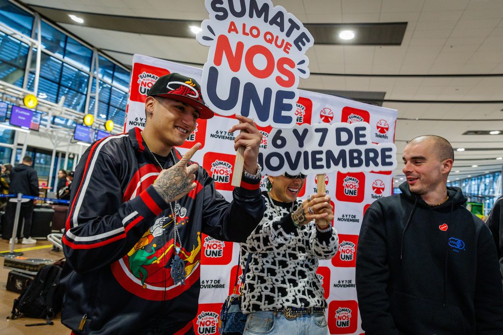 Artistas y animadores en la inauguracion de la Gira Teletón 2026 rumbo a Arica