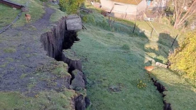 Grieta de 500 metros y daños estructurales en viviendas de Villa El Mirador en Arauco
