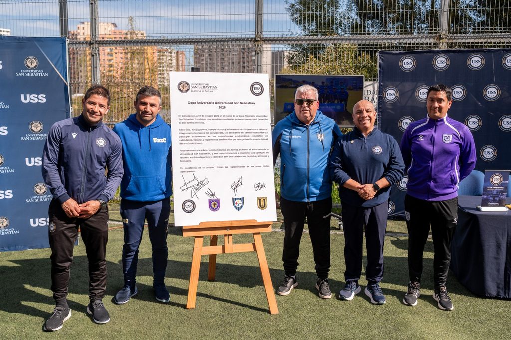 Jovenes futbolistas participando en el torneo de la Copa Aniversario USS en el Estadio Atletico Militar de Concepcion