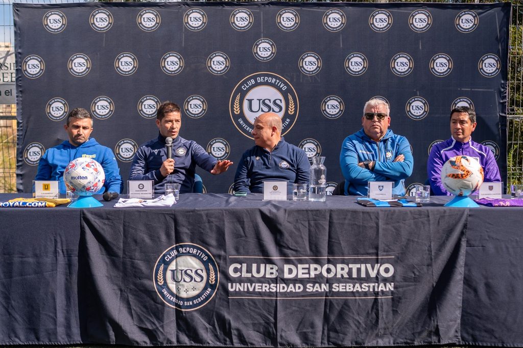 Jovenes futbolistas participando en el torneo de la Copa Aniversario USS en el Estadio Atletico Militar de Concepcion