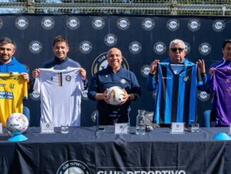Jovenes futbolistas participando en el torneo de la Copa Aniversario USS en el Estadio Atletico Militar de Concepcion