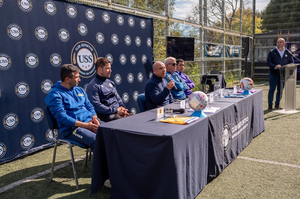 Jovenes futbolistas participando en el torneo de la Copa Aniversario USS en el Estadio Atletico Militar de Concepcion