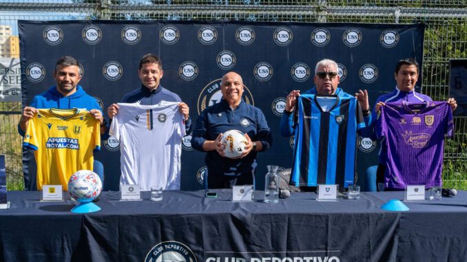 Jovenes futbolistas participando en el torneo de la Copa Aniversario USS en el Estadio Atletico Militar de Concepcion