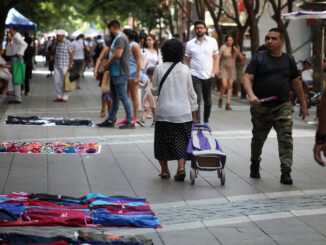 Grafico y trabajadores afectados por la alta tasa de desocupacion en la provincia del Biobio