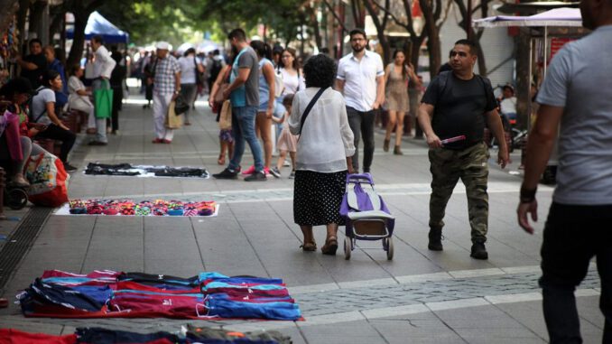 Grafico y trabajadores afectados por la alta tasa de desocupacion en la provincia del Biobio