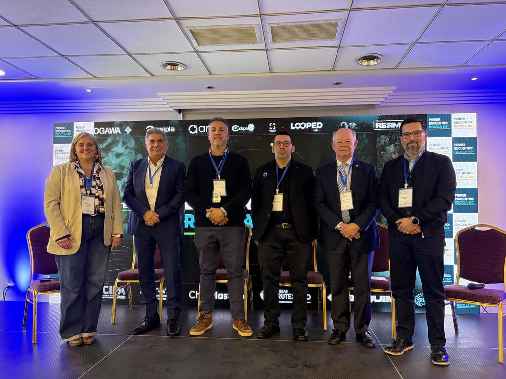 Participantes del encuentro Recicla 360 en Concepción debatiendo sobre economía circular y gestión de residuos.
