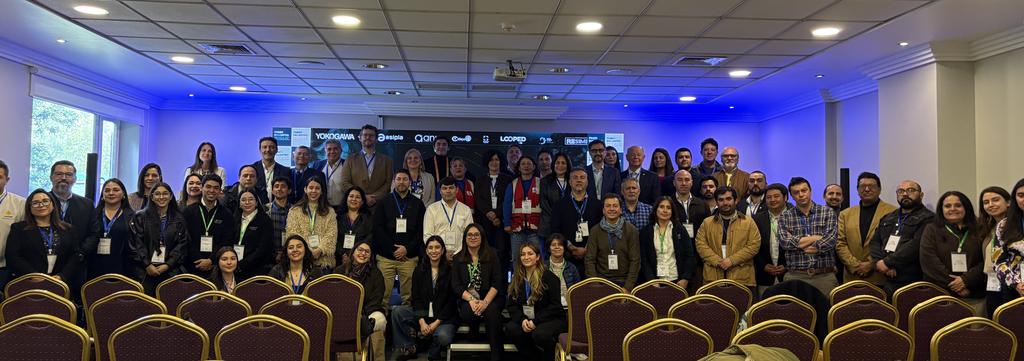 Participantes del encuentro Recicla 360 en Concepción debatiendo sobre economía circular y gestión de residuos.