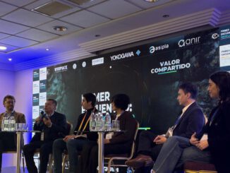 Participantes del encuentro Recicla 360 en Concepción debatiendo sobre economía circular y gestión de residuos.