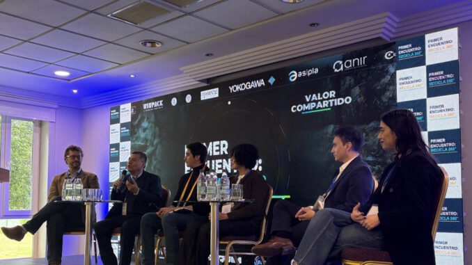 Participantes del encuentro Recicla 360 en Concepción debatiendo sobre economía circular y gestión de residuos.
