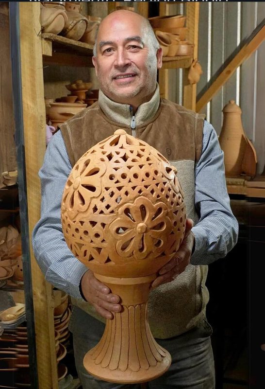 Artesanos de la Region del Biobio exponiendo sus obras en la Universidad de Concepcion