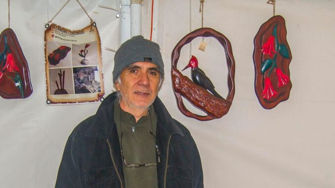 Artesanos de la Region del Biobio exponiendo sus obras en la Universidad de Concepcion