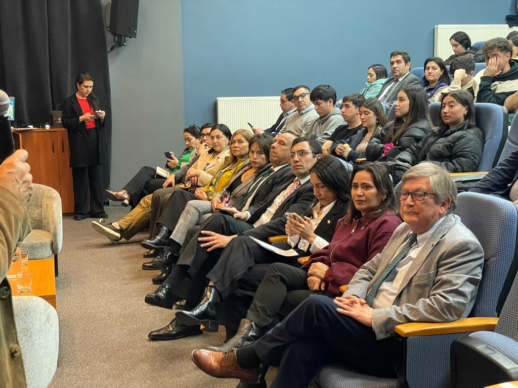 Conversatorio sobre los desafíos de las pymes y la inteligencia artificial organizado por la Seremi de Economía y la USS en Concepción