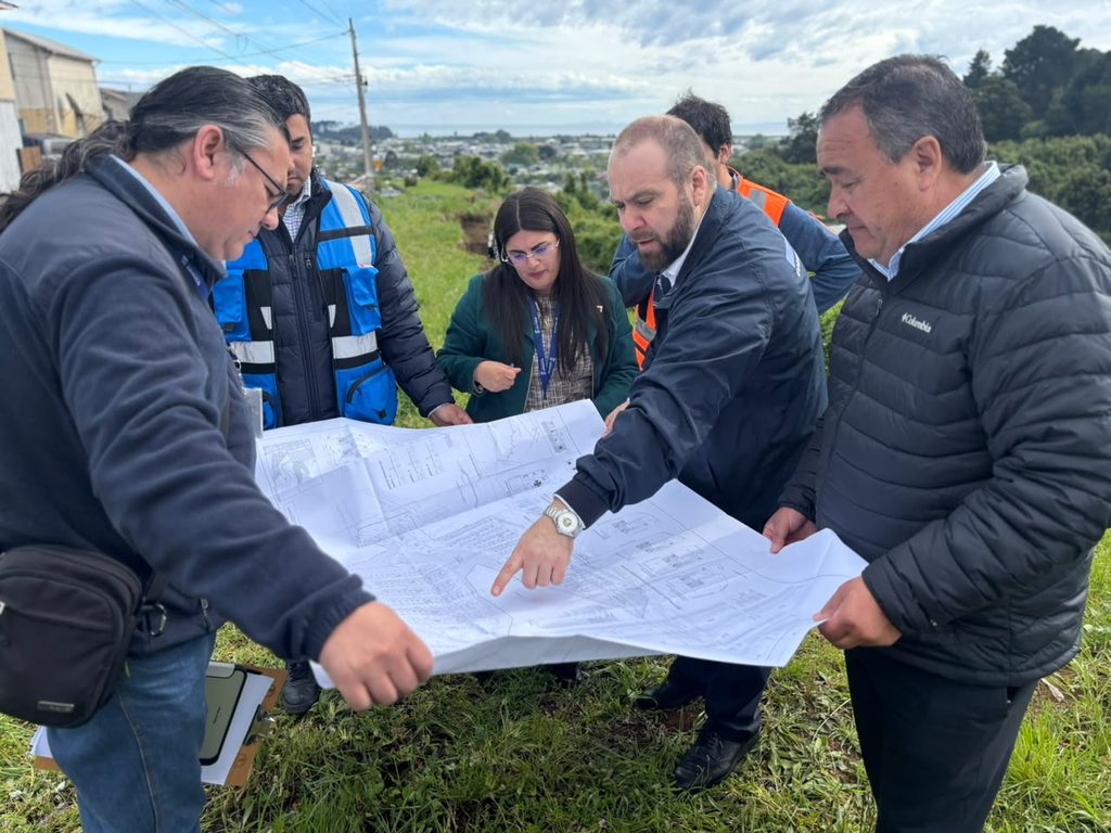 Equipo de Sernageomin realizando evaluación técnica con drones en Villa El Mirador de Arauco