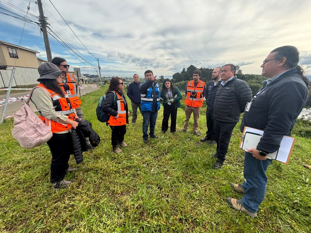 Equipo de Sernageomin realizando evaluación técnica con drones en Villa El Mirador de Arauco