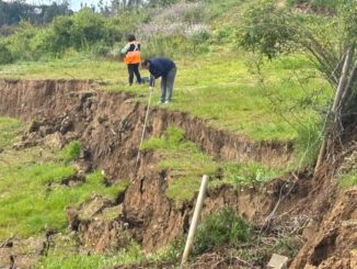 Equipo de Sernageomin realizando evaluación técnica con drones en Villa El Mirador de Arauco