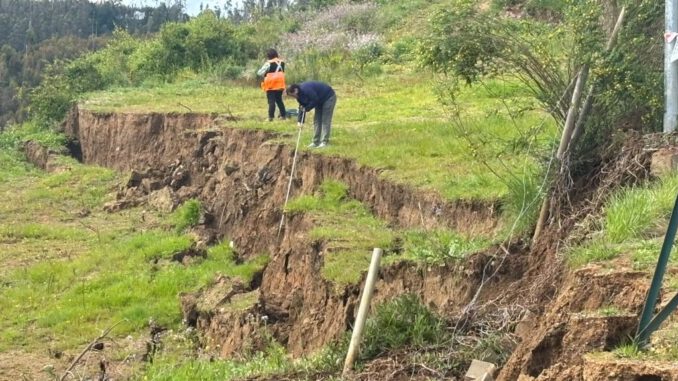Equipo de Sernageomin realizando evaluación técnica con drones en Villa El Mirador de Arauco